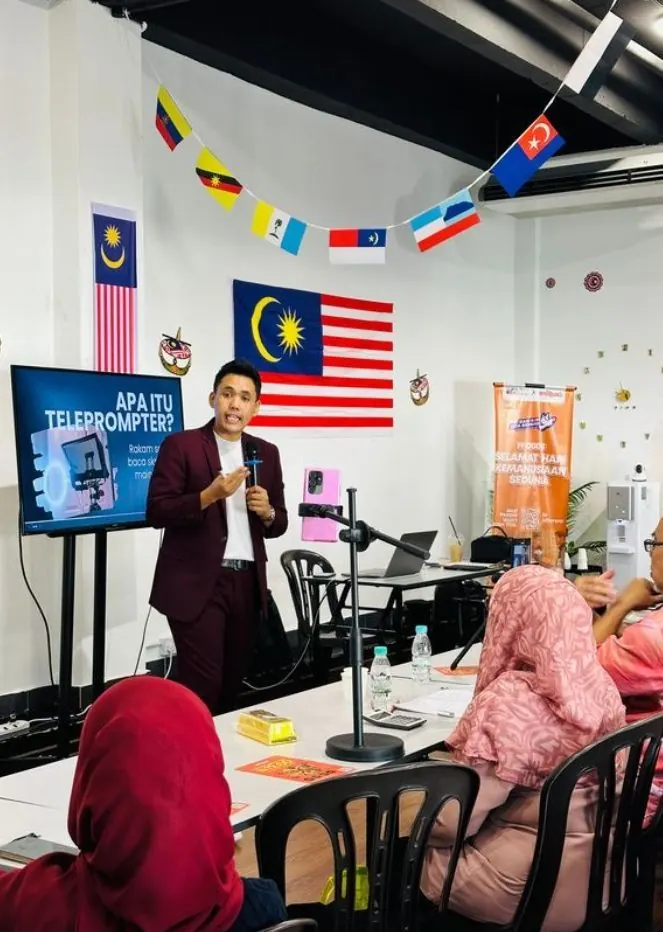 Coach Kaio mengajar kelas Meta Ads secara hands-on kepada business owner