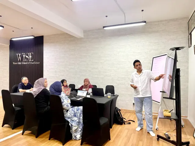 Coach Kaio mengajar group coaching Meta Ads kepada business owner