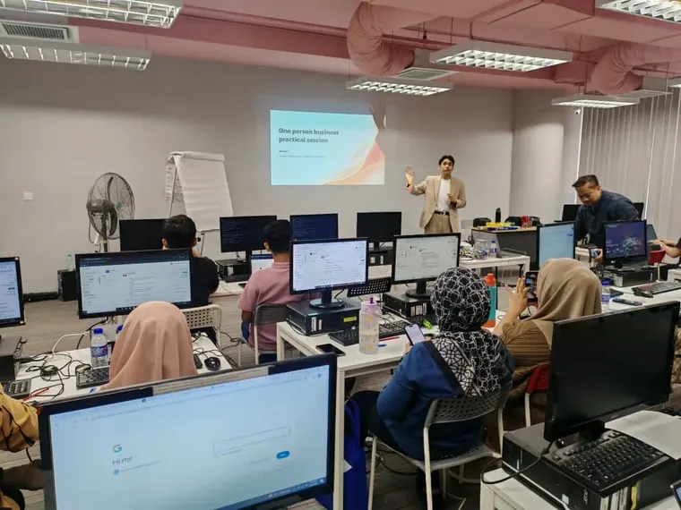 Kelas Meta Ads hands-on di makmal komputer