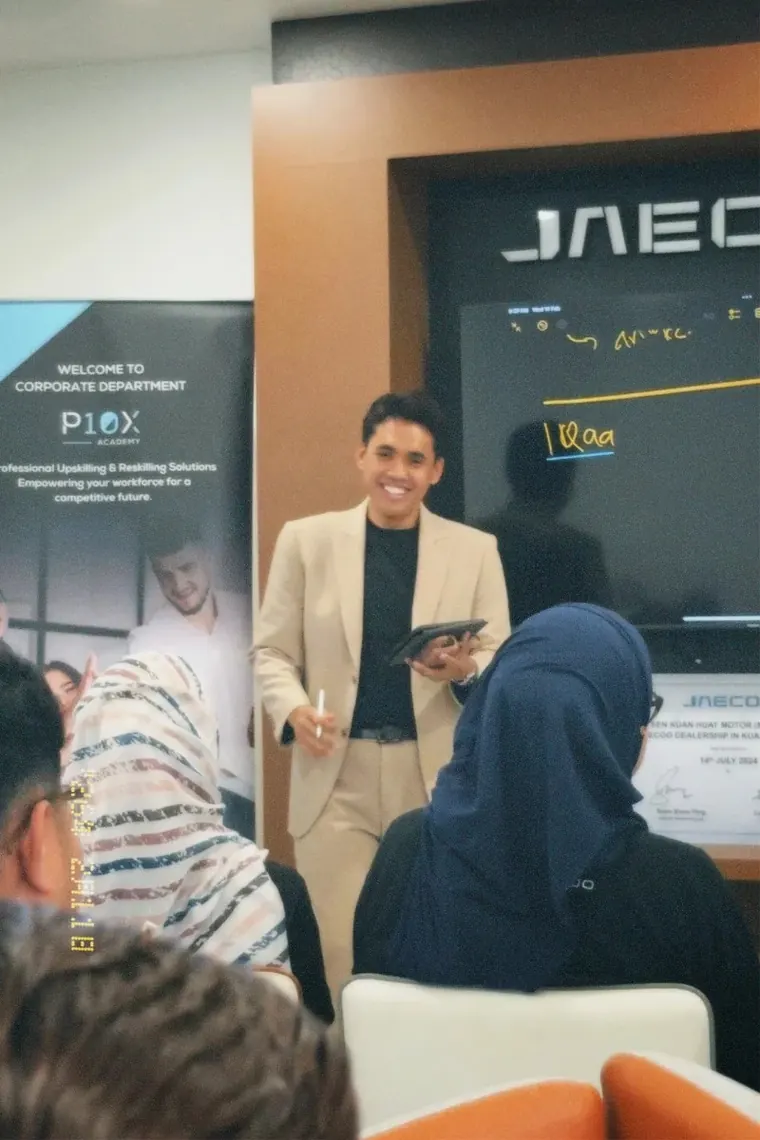 Coach Kaio melatih team dealership automotif tentang digital marketing dan Meta Ads